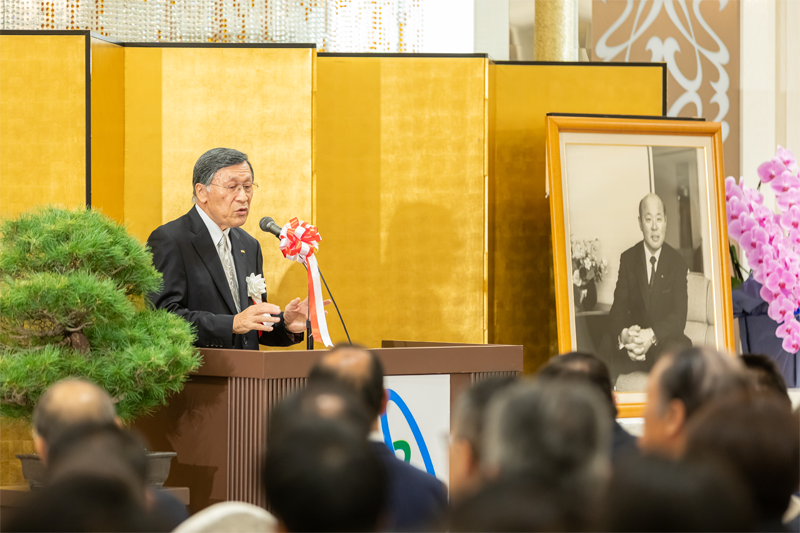 式典で挨拶するアイシン熊木繁雄会長