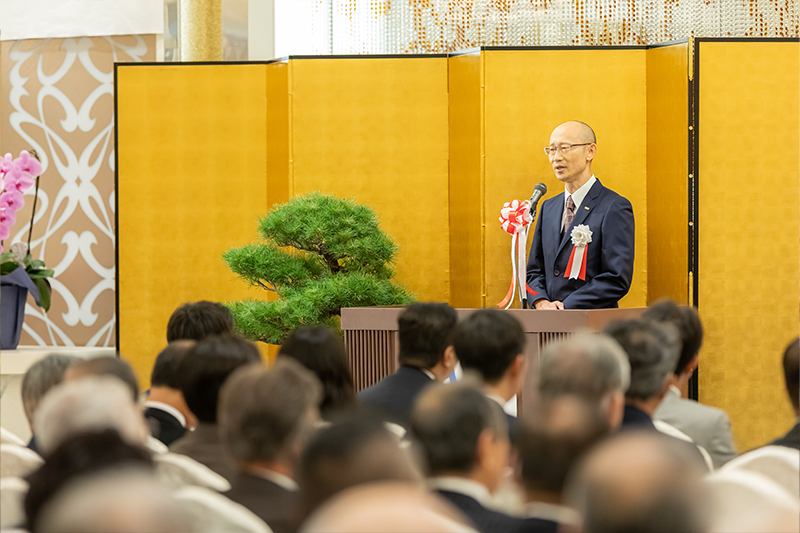 式典で挨拶するアイシン熊木晶社長